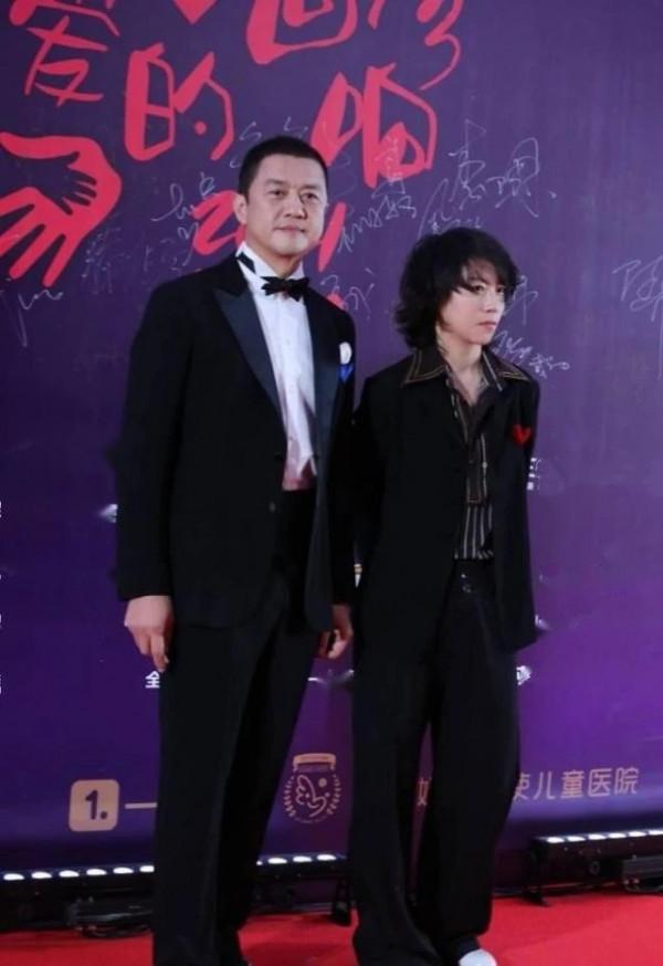 竇靖童終於找對風格了,西裝配條紋復古又高階,冷清氣質太像媽 竇靖童終於找對風格了,西裝配條紋復古又高階,冷清氣質太像媽