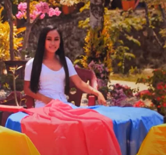 菲律賓女孩14歲參加選美，2年內滿臉皺紋，外表像60歲比她媽還老