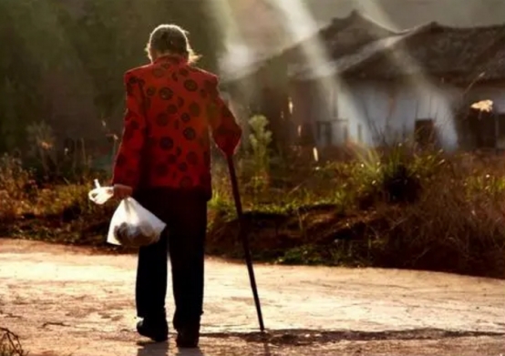 ​可悲，當父母老了，“一無是處”變成他們忙碌一生的總結