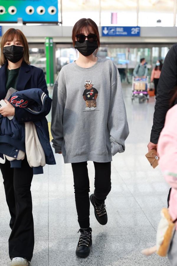 虞書欣穿灰色小熊衛衣搭配黑色牛仔褲，戴墨鏡休閒可愛