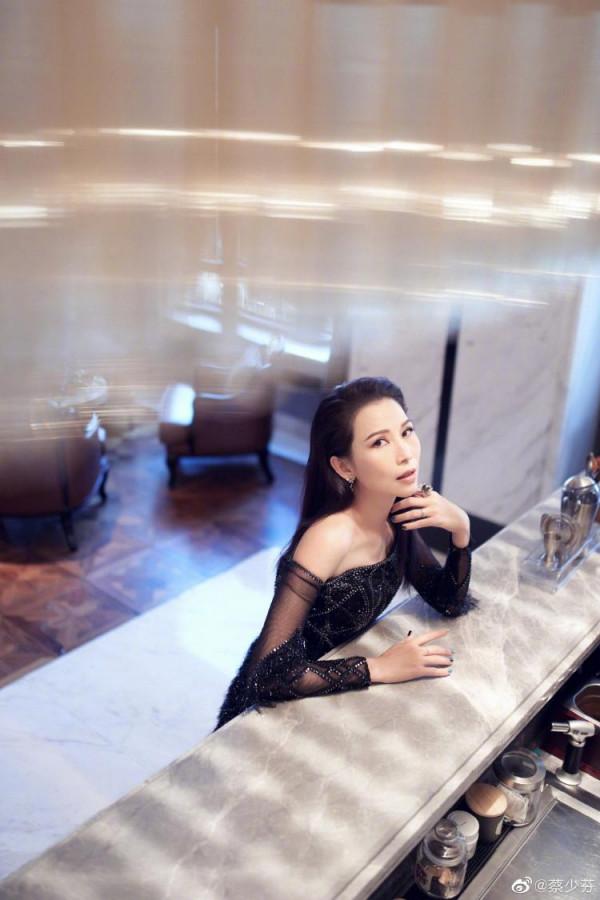 蔡少芬曬與張晉合體照 穿同色系情侶裝超甜