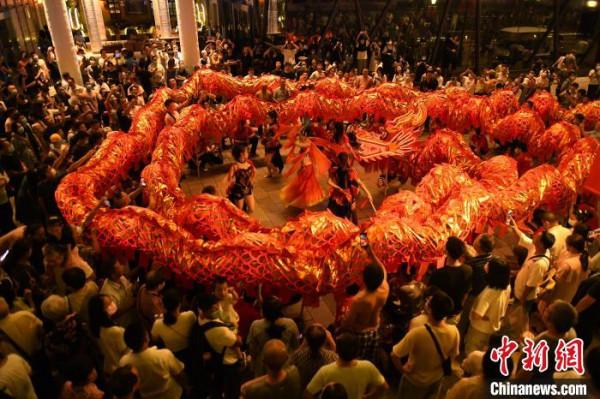 72米騰龍穿梭百年外灘 慶祝中華人民共和國72歲生日