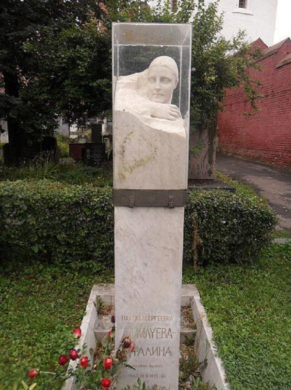 斯大林死後，他唯一的女兒叛逃美國，控訴道：父親毀了我的生活