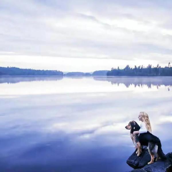 “北歐李子柒”隱居十年，瑞典旅遊局為她打call，卻被網友罵