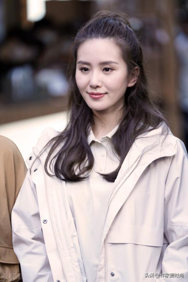 劉詩詩的時尚美太清純了，一顰一笑不做作，她的眼神和微笑好迷人