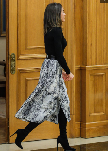 西班牙王室“最萌身高差”:王后踩恨天高仰望，國王摟不到小蠻腰