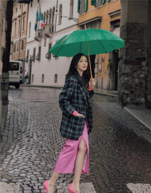 40歲姚晨漫步義大利，穿一身“死亡芭比粉”扮嫩，卻意外的好看