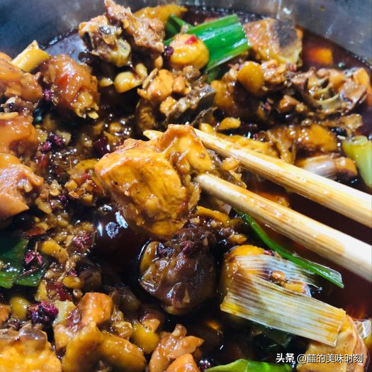 四川比蒼蠅館子還蒼蠅的店，靠一道菜屹立不倒，坐在路邊也吃得歡