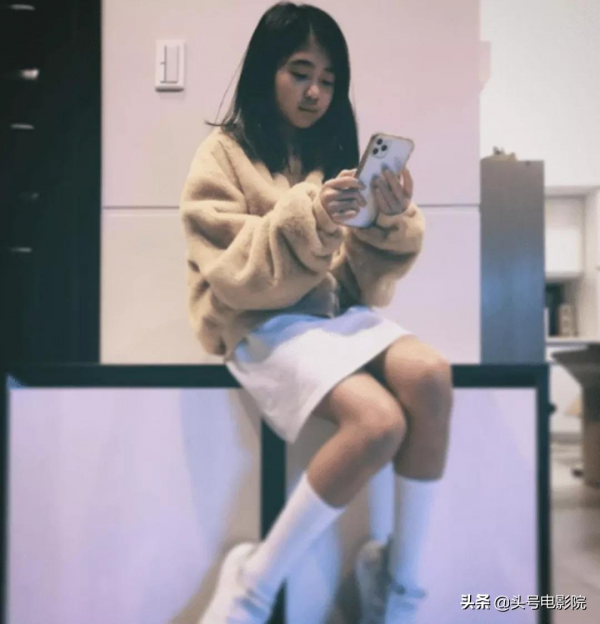 黃多多16歲戴金鍊塗眼影，爸爸萌娃早熟！曹格女兒11歲露肩畫眼線