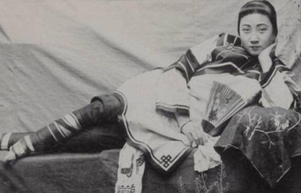 珍貴的清朝末年青樓女子老照片,暴露了一件事 珍貴的清朝末年青樓女子老照片,暴露了一件事