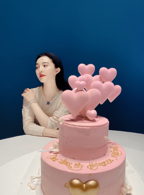 范冰冰40歲生日會太慘淡!明星好友全缺席,她穿裸色長裙美得自信 范冰冰40歲生日會太慘淡!明星好友全缺席,她穿裸色長裙美得自信