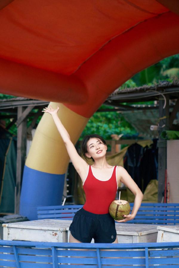 梁潔三亞度假大片，身穿吊帶背心短褲清涼出鏡，滿滿的復古風情