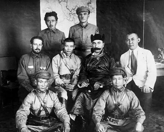 1935年，蒙古總理根登打了斯大林，摔碎了他的菸斗，下場如何呢？