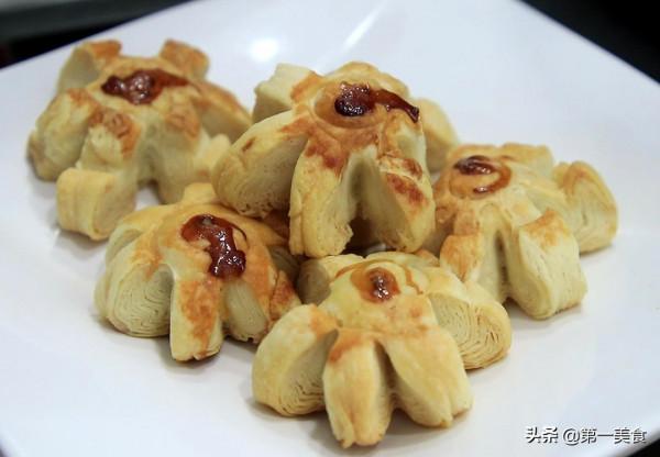 一碗麵粉，一捏一烤，廚師長教你做梅花酥，酥脆可口，甜而不膩