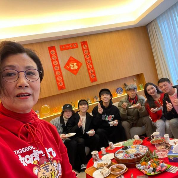 汪明荃羅家英獲後輩拜年 熱鬧滿屋