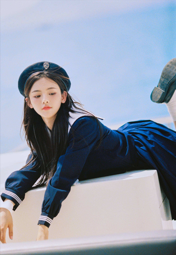 草根少女楊超越：從服務員到爆紅，讓無數二代咬牙切齒又望塵莫及