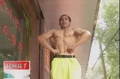 58歲環衛工大叔健身20年,肌肉爆棚!誰說健身是有錢人的愛好? 58歲環衛工大叔健身20年,肌肉爆棚!誰說健身是有錢人的愛好?