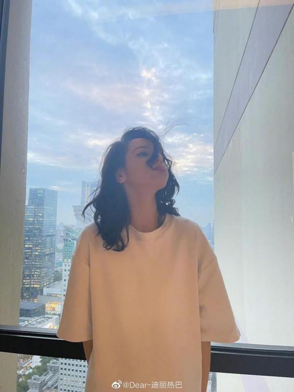 迪麗熱巴最新自拍照