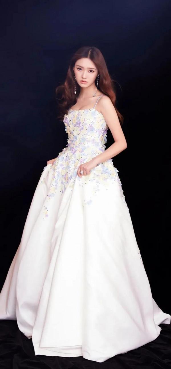 桌布：人魚公主林允