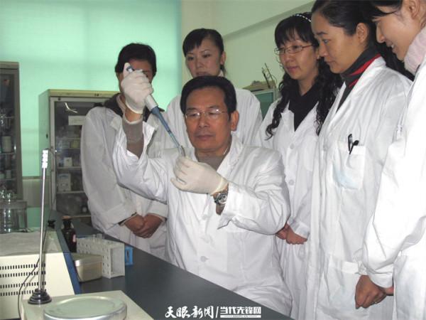 “貴州傑出人才獎”提名者、貴州醫科大學地方病少數民族疾病教育部重點實驗室主任官志忠:勇攀醫學科研高峰 “貴州傑出人才獎”提名者、貴州醫科大學地方病少數民族疾病教育部重點實驗室主任官志忠:勇攀醫學科研高峰