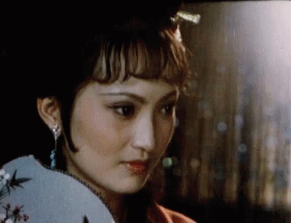 紅樓夢名場面，六版晴雯撕扇，誰靈巧可愛，誰在鬧笑話？