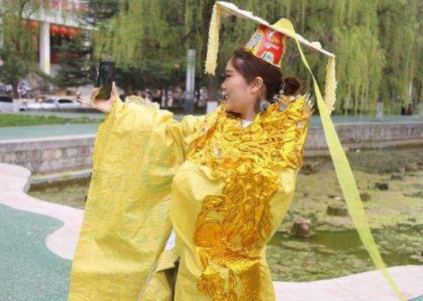 河南一女子模仿武則天，泡麵當王冠，麻袋做龍袍，23家公司求籤約