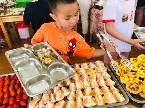 芝士焗龍蝦、檸香三文魚、海參小米粥，你敢相信這是家幼兒園伙食