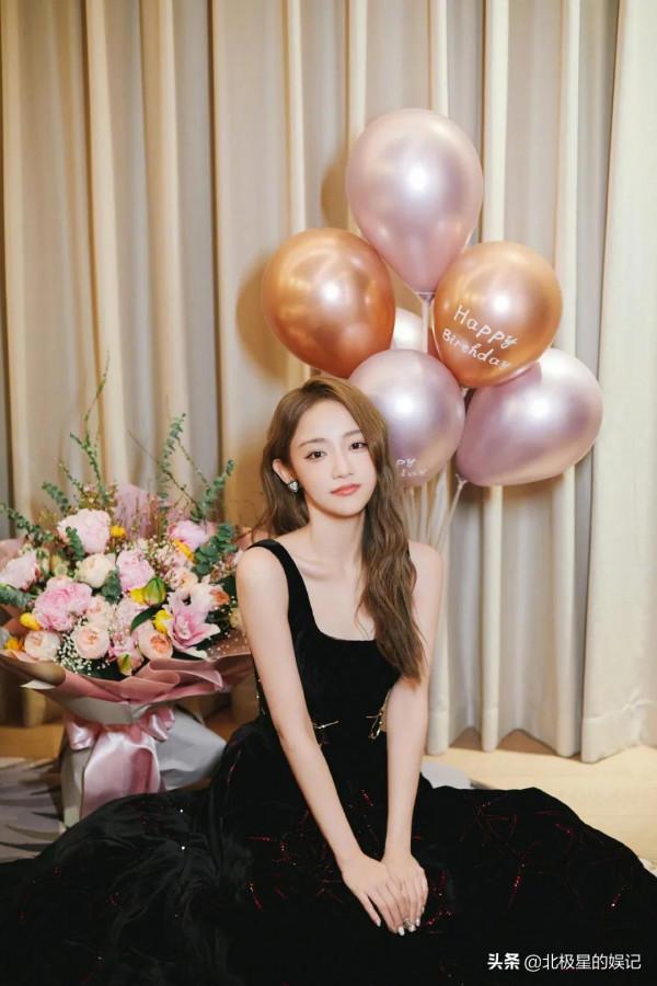 吳佳怡一身金邊腰線黑裙勾勒姣好腰線，氣質優雅