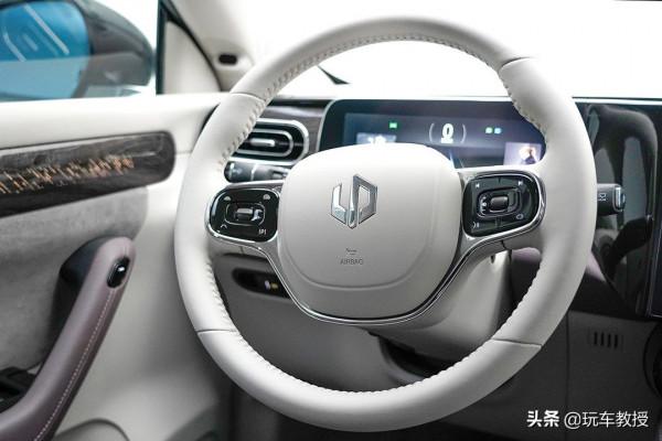 售價不到16萬，帶三聯屏+無框車門的零跑C11怎麼選最合適？