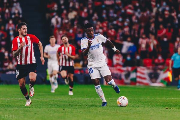 西甲-本澤馬開場閃擊三分鐘兩球 皇馬2-1力克畢巴 11輪不敗8分領跑