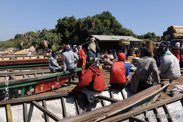 「查德」走進“查德湖”上的島嶼村莊