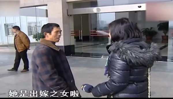 八十歲老人癱瘓在床，四個子女竟無人肯照顧 兒子：她是出嫁之女