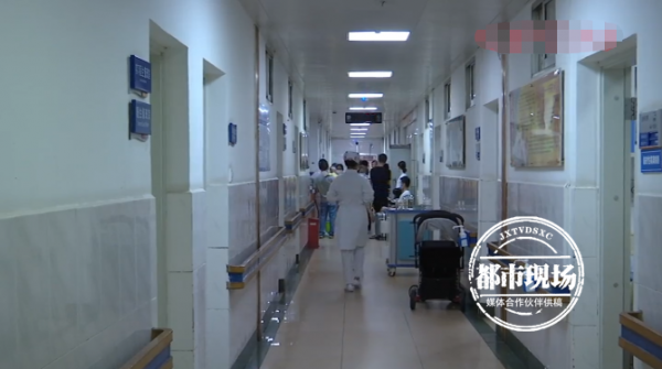 女童一口氣連籽吃掉3斤石榴，幾天後肚子劇痛，醫生：很危險