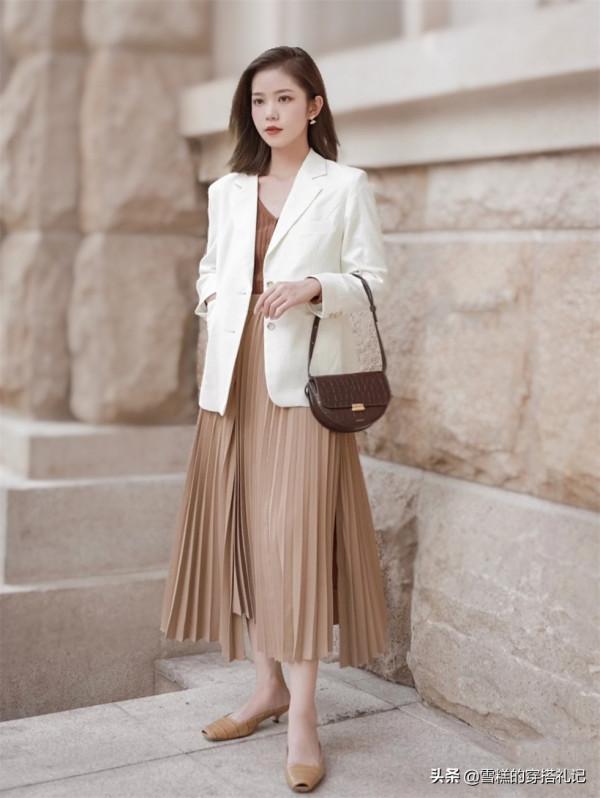 “長裙+短靴”=早秋最美穿搭！遮肉顯高還時髦，日常通勤都適合