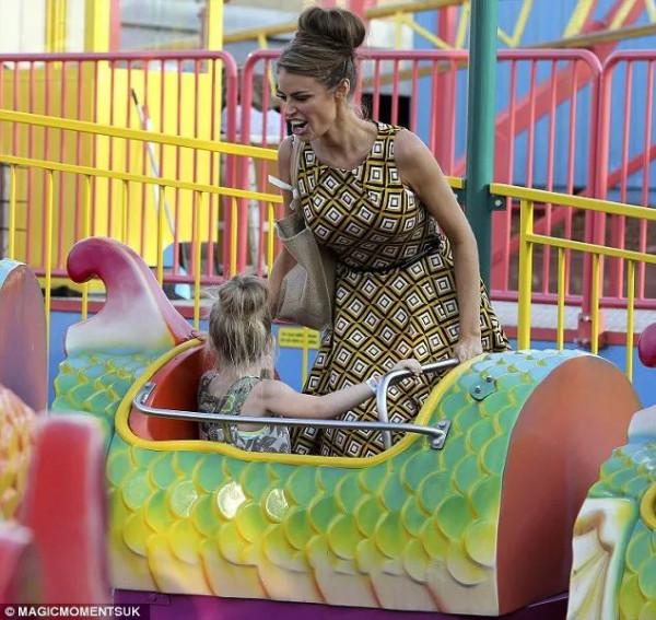 英國名媛秀女兒翻車！遺傳失敗，胖成布丁