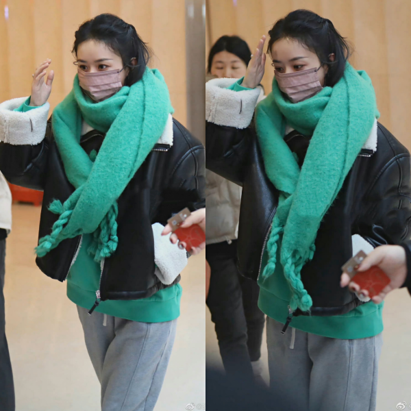 乾弟弟兒子週歲宴太有排場，李小璐祖孫三代捧場，穿禮服打扮隆重