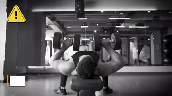 7個極易踩雷的“啞鈴臥推”錯誤,讓你越推越廢 7個極易踩雷的“啞鈴臥推”錯誤,讓你越推越廢