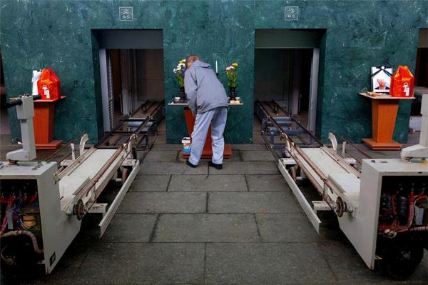 日本陷入“多死社會”,5100座火葬場人滿為患,遺體都住起旅館? 日本陷入“多死社會”,5100座火葬場人滿為患,遺體都住起旅館?