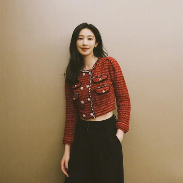 帶貨同系列針織，楊冪短衫配黑絲嫵媚，趙麗穎唐嫣穿皮靴愛甜酷風