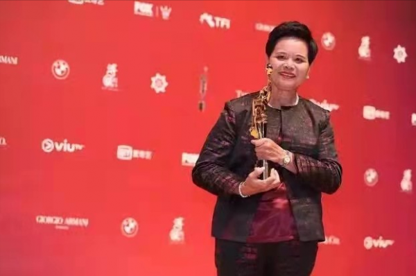 端茶倒水28年獲金像獎，成龍劉德華為她站臺，打工人蓮姐太厲害