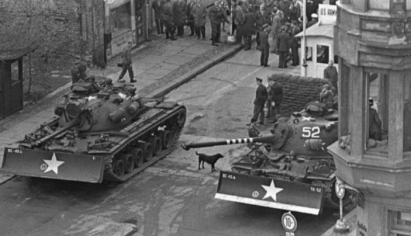 1961年，一座小崗哨，竟引起美蘇雙方坦克差點擦槍走火？