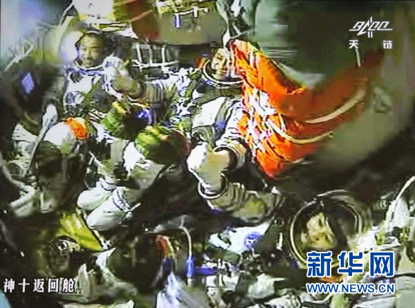 中國載人航天史回顧｜神舟十號：完成首次太空授課 全面進入載人空間站工程建設階段