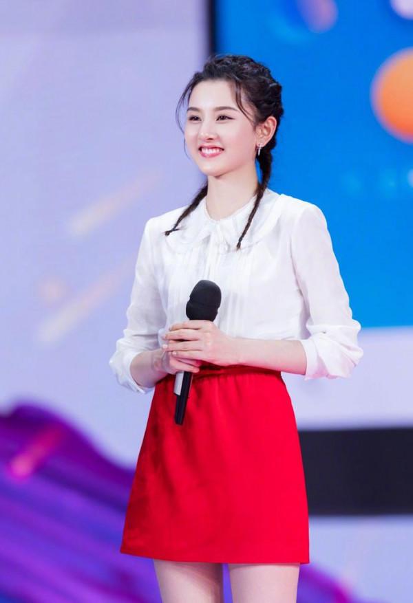 披頭散髮已經過時了，今年流行這5款髮型，青春時尚顯臉小