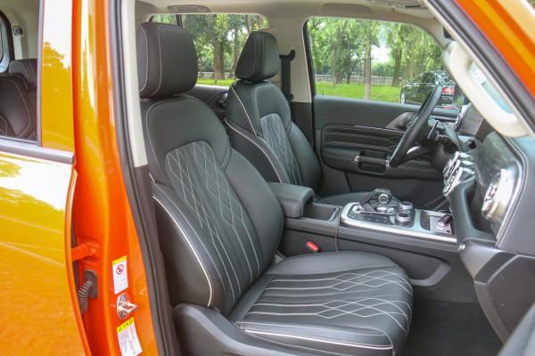 火出圈的坦克300空間表現如何？後排能純平放倒還自帶小桌板