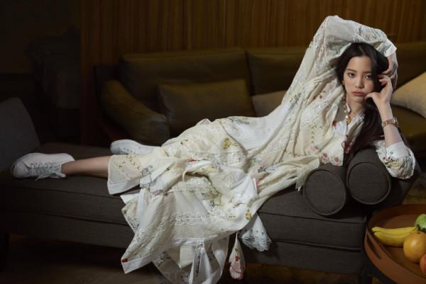 長髮及腰的歐陽娜娜，穿復古綁帶印花裙出鏡，小秀身材女人味十足