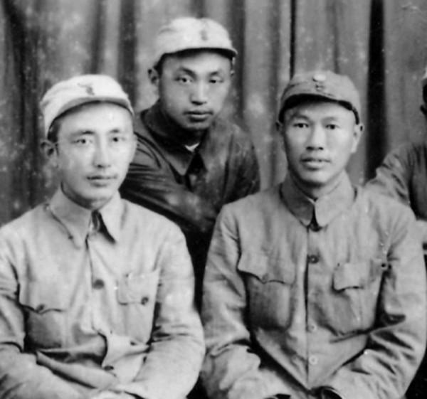 他當了八年總政治部副主任,37歲授少將,兒子是少將,親家是上將 他當了八年總政治部副主任,37歲授少將,兒子是少將,親家是上將