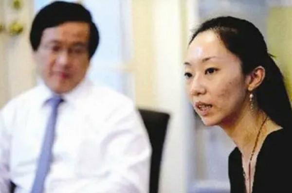 罕見!侯耀文大女兒露面,41歲氣質出眾,穿旗袍與郭德綱于謙同框 罕見!侯耀文大女兒露面,41歲氣質出眾,穿旗袍與郭德綱于謙同框