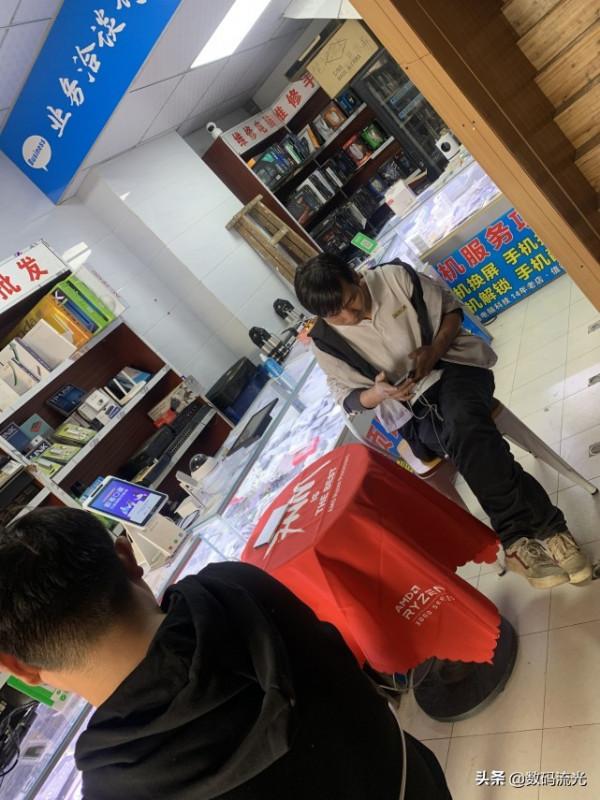 兄弟倆來組裝電腦，哥哥聽到價格嚥了嚥唾沫，弟弟是真不懂事