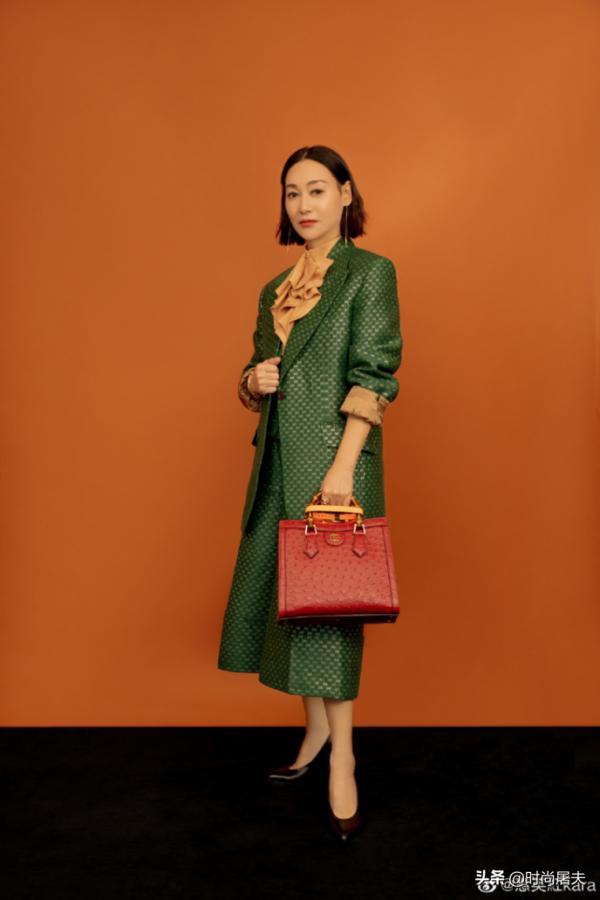 61歲的惠英紅這麼穿，絲毫不輸小她37歲的劉雨昕