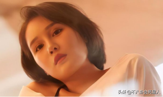 同爸不同命的星二代，成龍兒子開百萬豪車，女兒住百元賓館